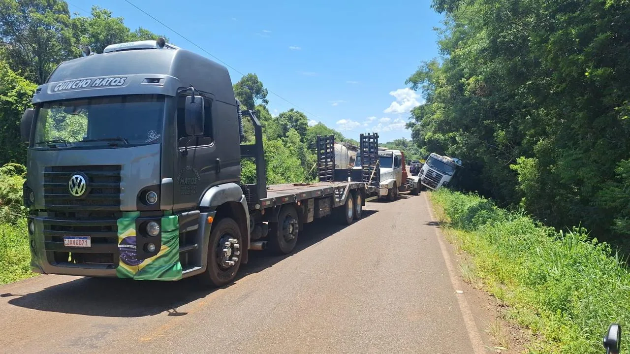 Caminhão prancha em operação